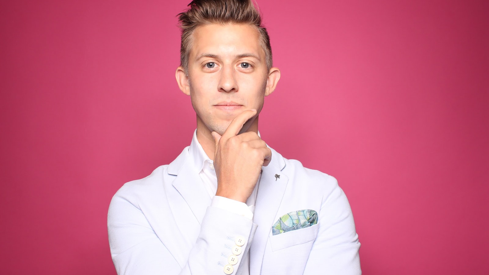 東海市ARK接骨院で骨盤矯正を受け笑顔で生活を送る日本人女性のイメージ