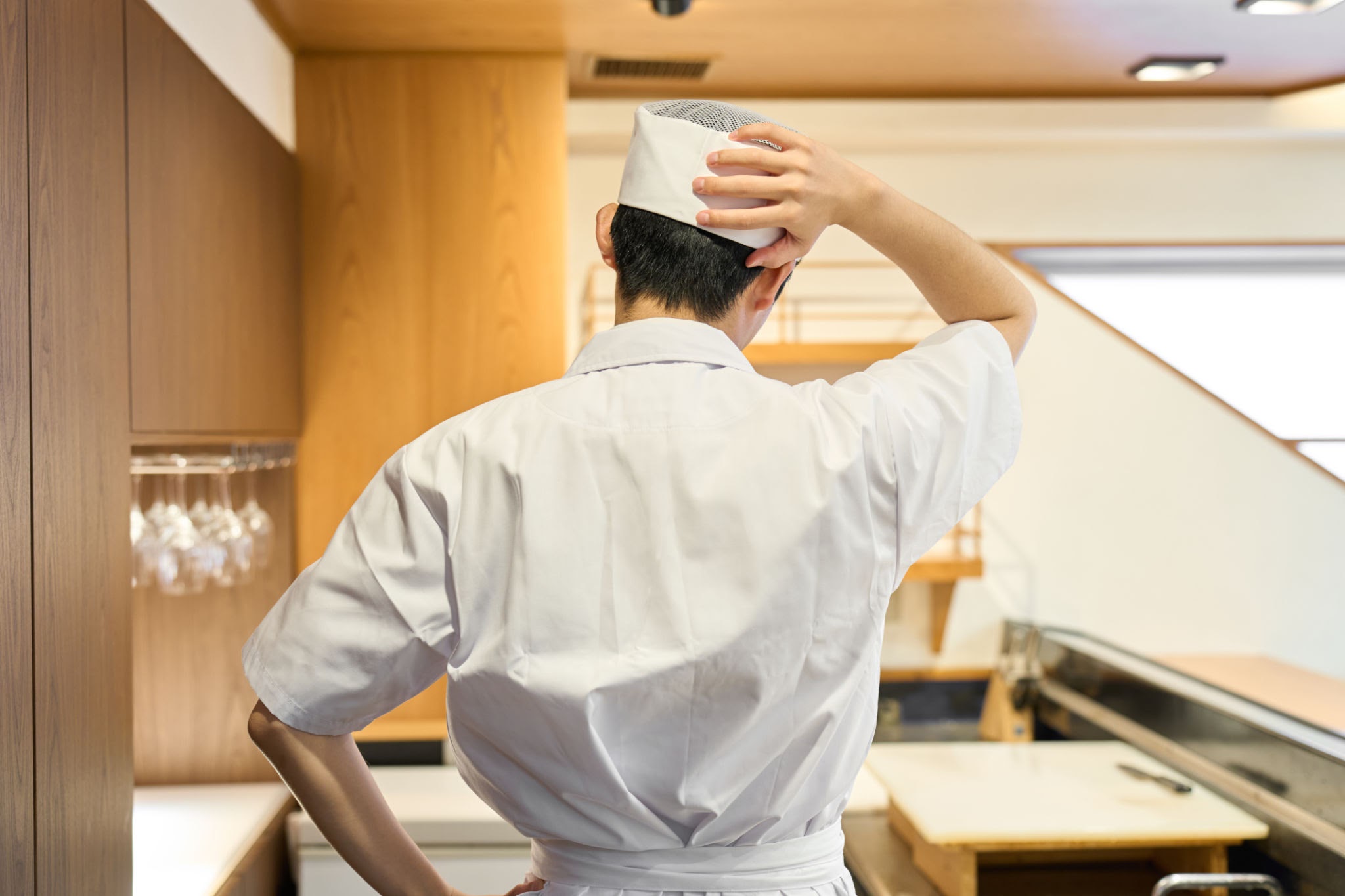 愛知県東海市・大府市・知多市の厨房で仕込み中に腰痛を抱える料理人