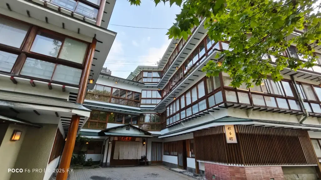 石段途中にある伊香保温泉横手館の写真